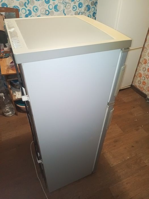 Продам двохкамерний холодильник. Ціна договірна