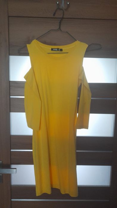 Sukienka z odkrytymi ramionami  xs sinsay