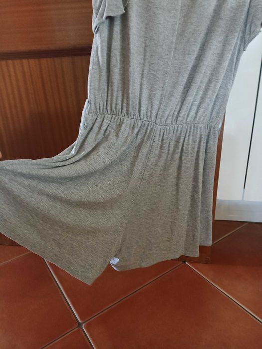 Macacão cinzento, de verão