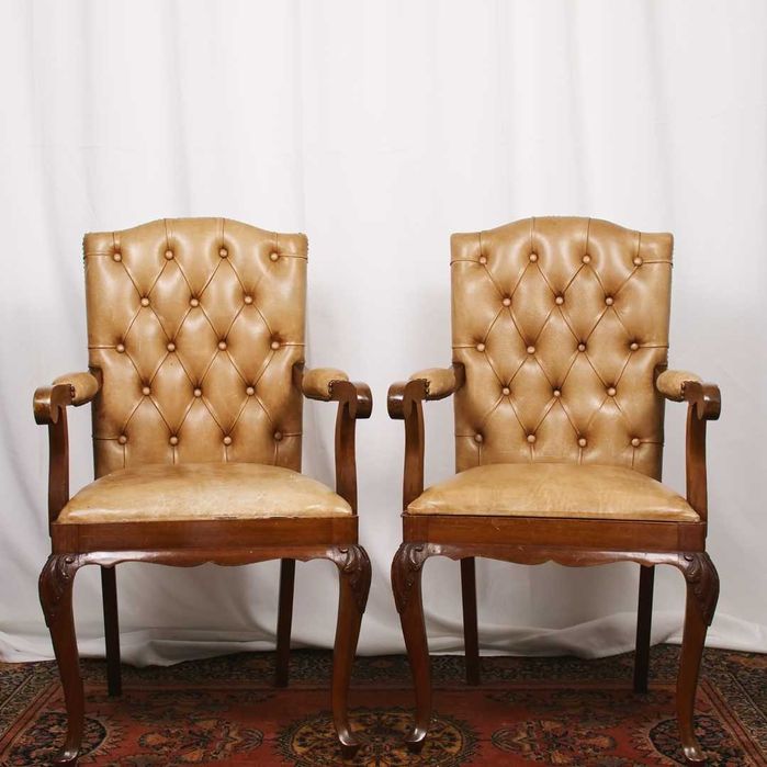 Par de cadeirões em madeira com espaldar e assento em pele