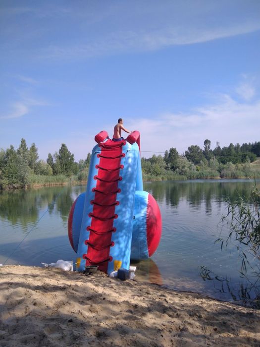 Горка надувная, с дуйкой в комплекте.