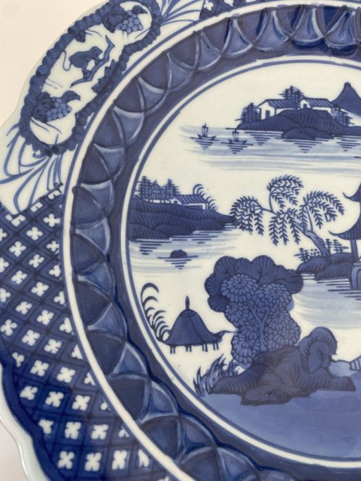 Prato de porcelana chinesa azul e branca com base alta