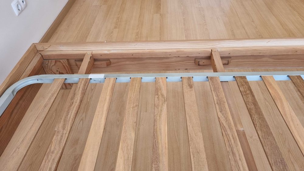 Cama casal-robusta-160x200-pinho maciço + estrado – excelente estado.