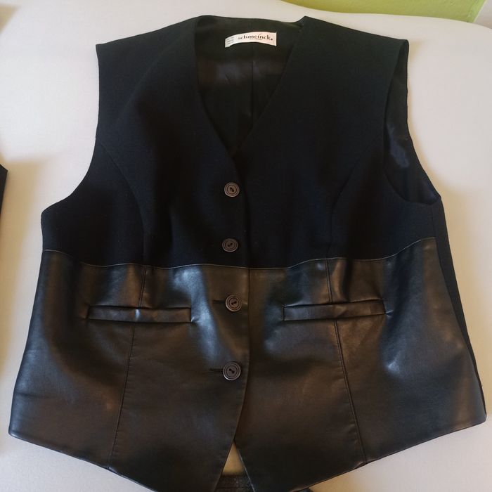 4 kamizelki różnej marki.