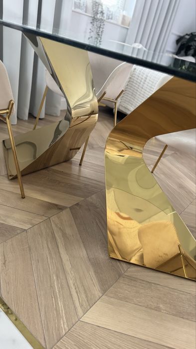 Szaklany stol  zlote nogi