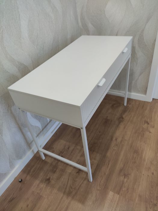 Consola MDF lacado branco brilho com duas gavetas e pernas metal