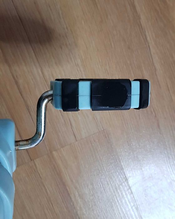 Niebieski rowerek trójkołowy z bagażnikiem dla dzieci Little Tikes