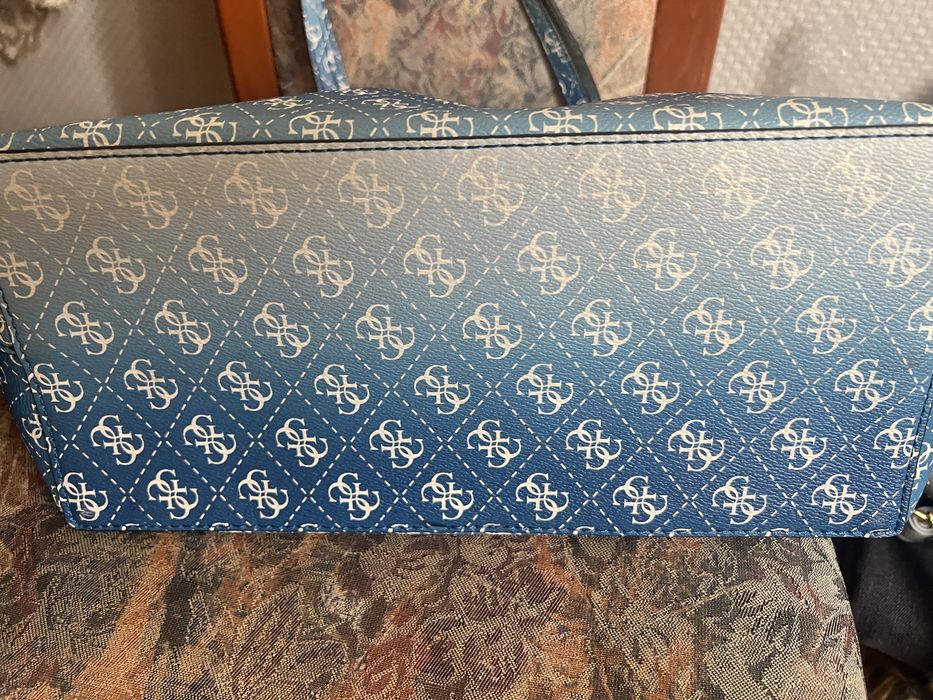 Guess torebka niebiesko biala