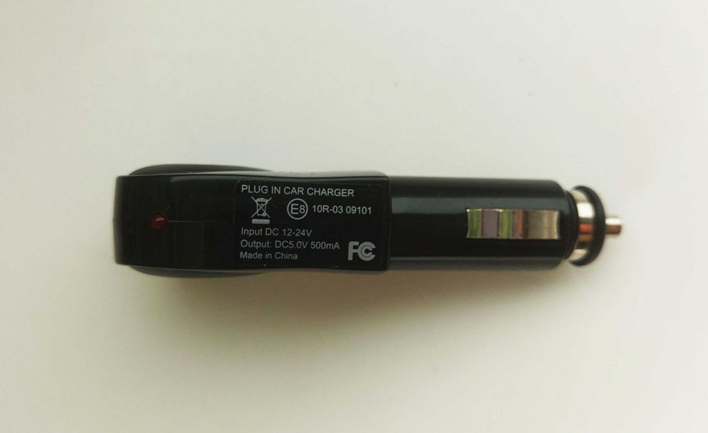 Carregador via USB de ligar ao isqueiro do carro