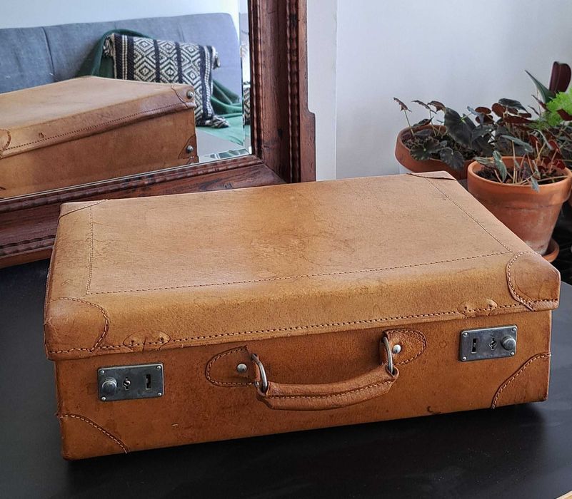 Leather suitcase in excellent condition