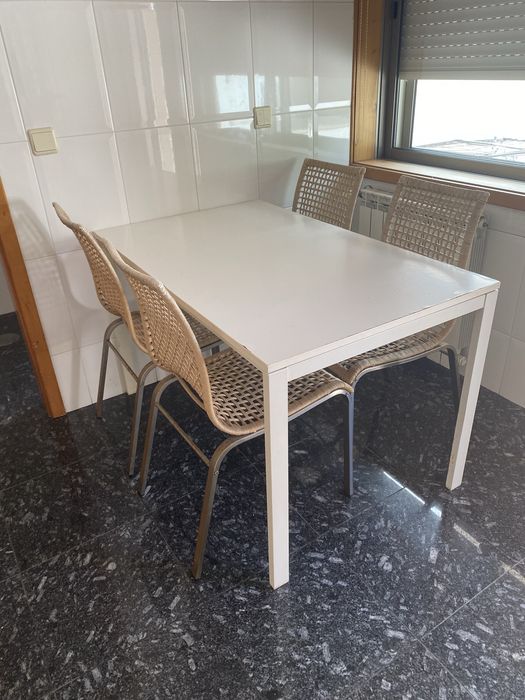 Mesa e cadeiras