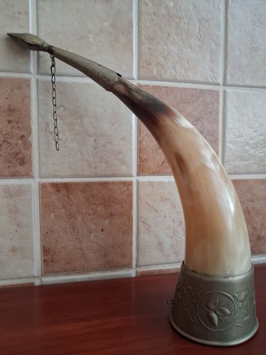 Róg polerowany okuty kielich obfitości .