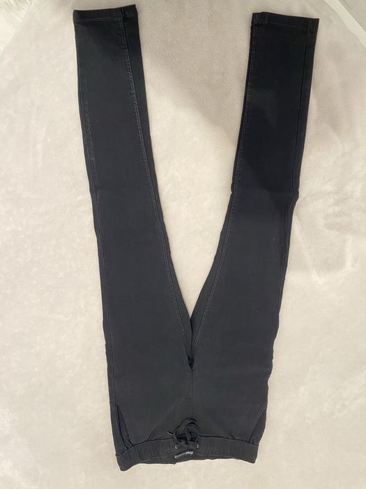 Czarne joggery z wiazaniem