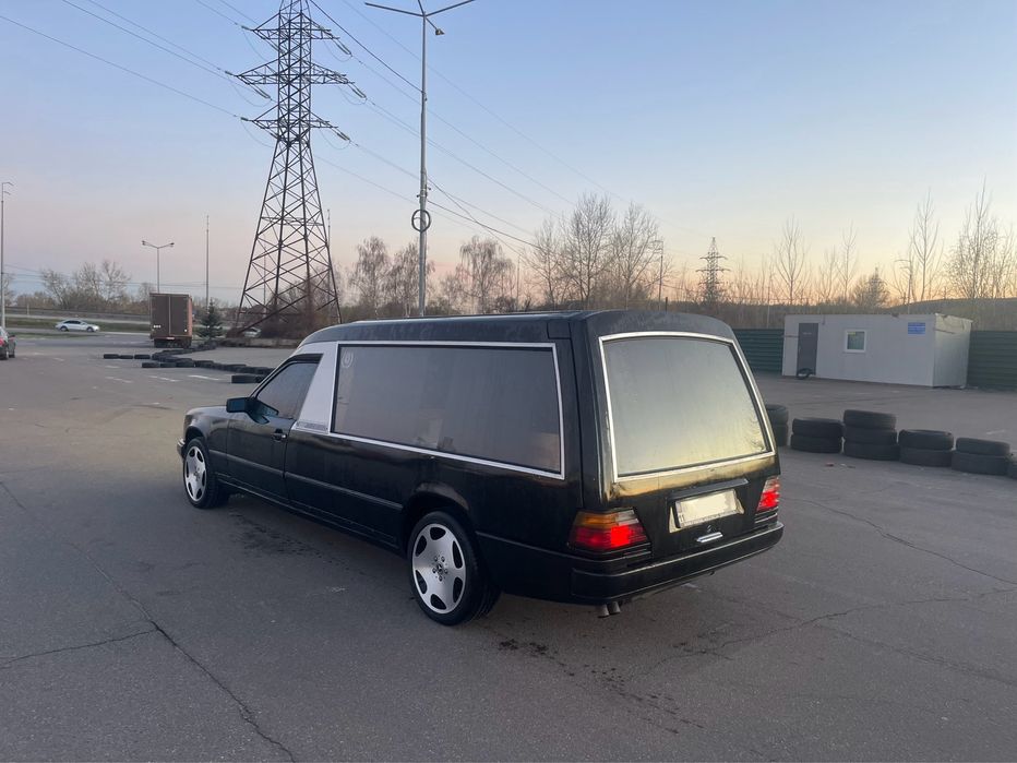 Катафалк Mercedes E-class Pollmann W124