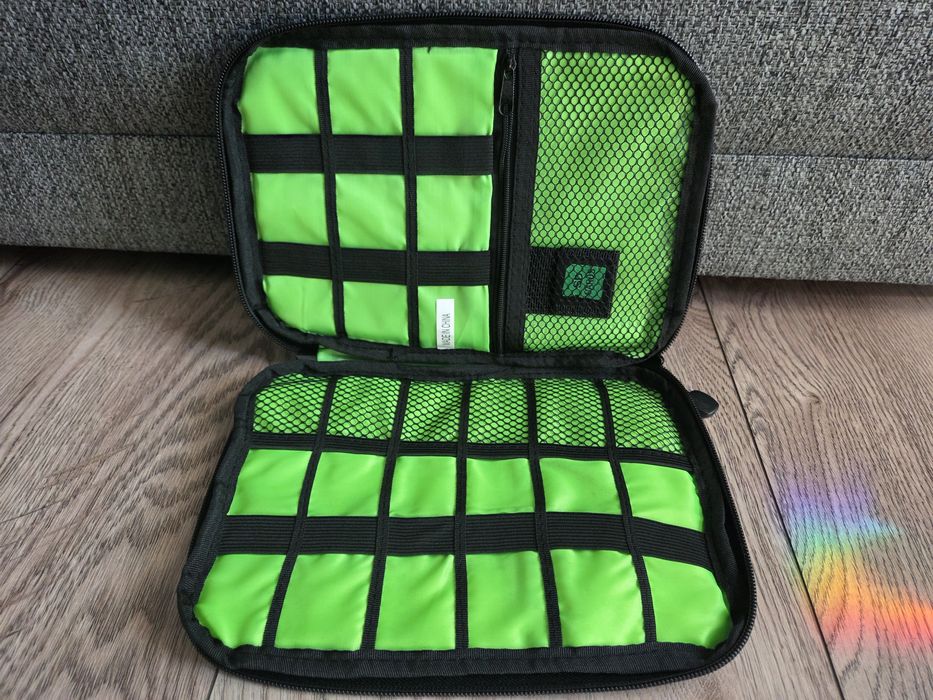 Case podróżny na kable i ładowarki