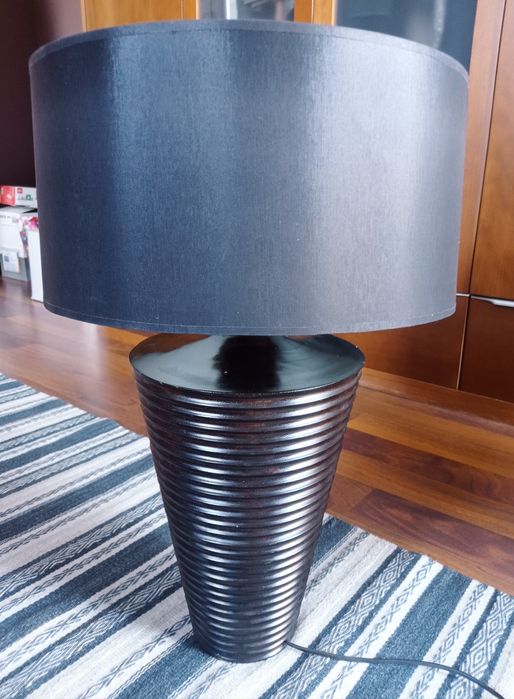 Lampa stojąca z drewna egzotycznego