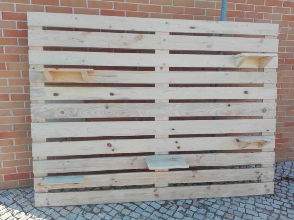 Suporte para tv com prateleiras.