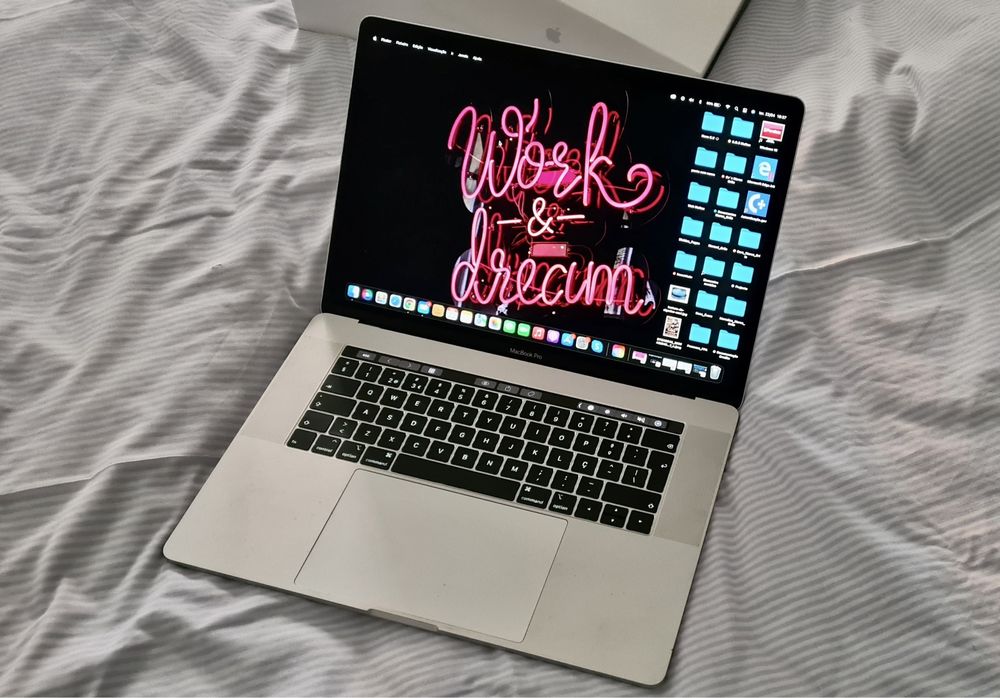 MacBook Pro Retina 15.4 inch OctaCore i9 - 16GB - SSD 500GB