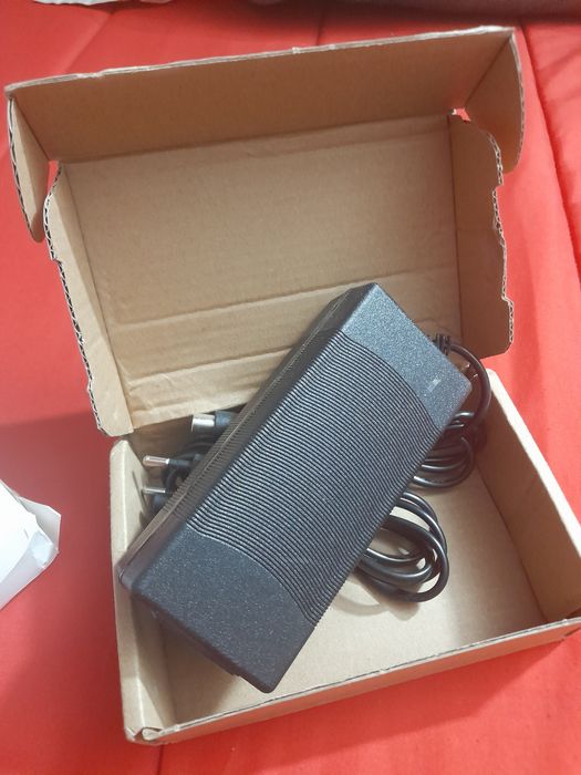 Carregador para trotinete 42v 2ah novo na caixa