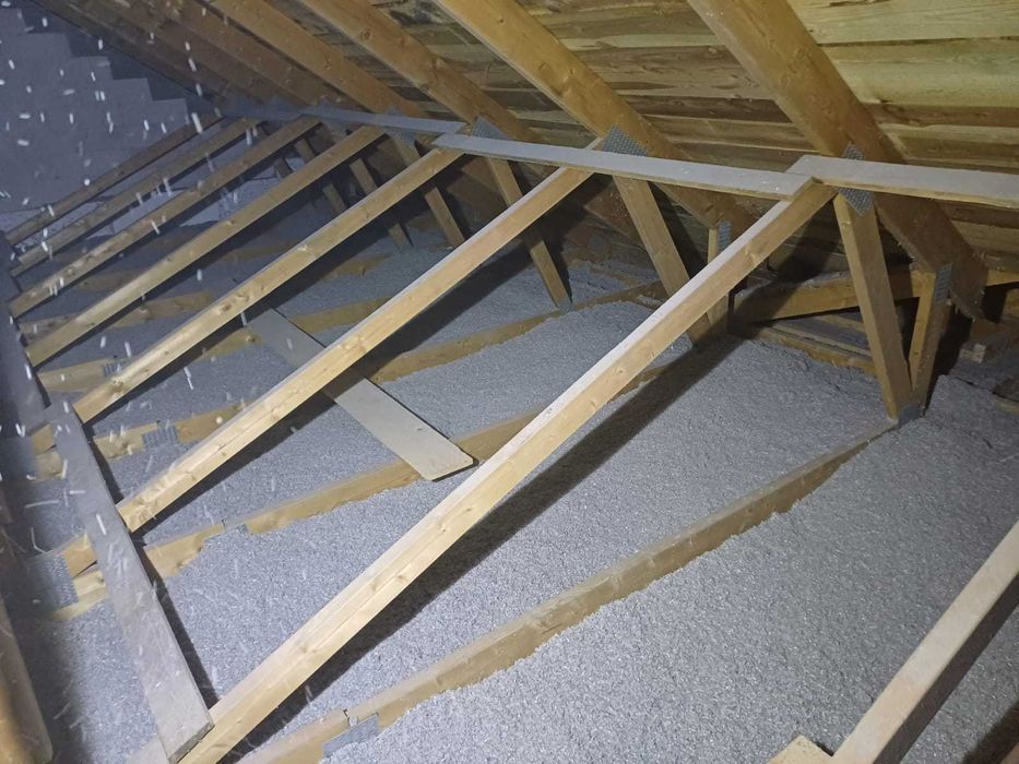 Celuloza wdmuchiwanie celulozy wełna drzewna ocieplanie stropów Leszno