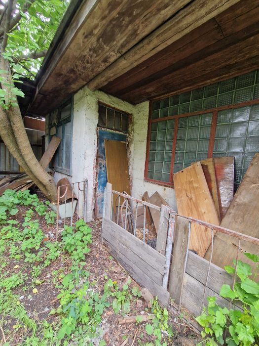 Продається будинок  у центрі с. Бабинці  для дачі чи нової забудови