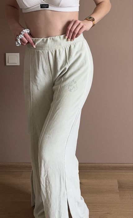 Велюрові штани мʼятного кольору від Bershka