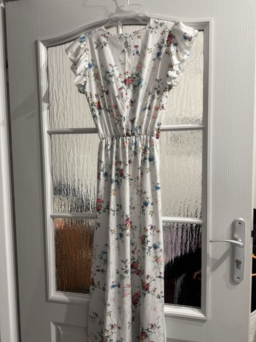 Biała sukienka w kwiaty