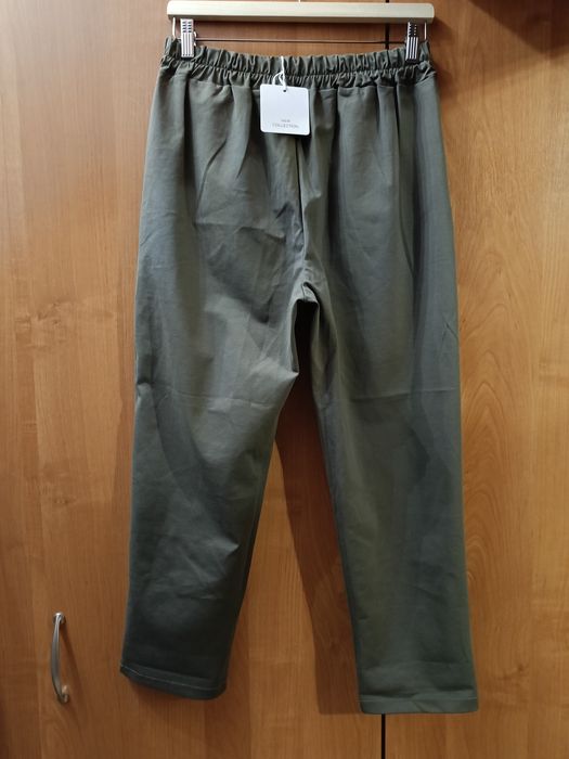 Spodnie khaki z łańcuszkiem