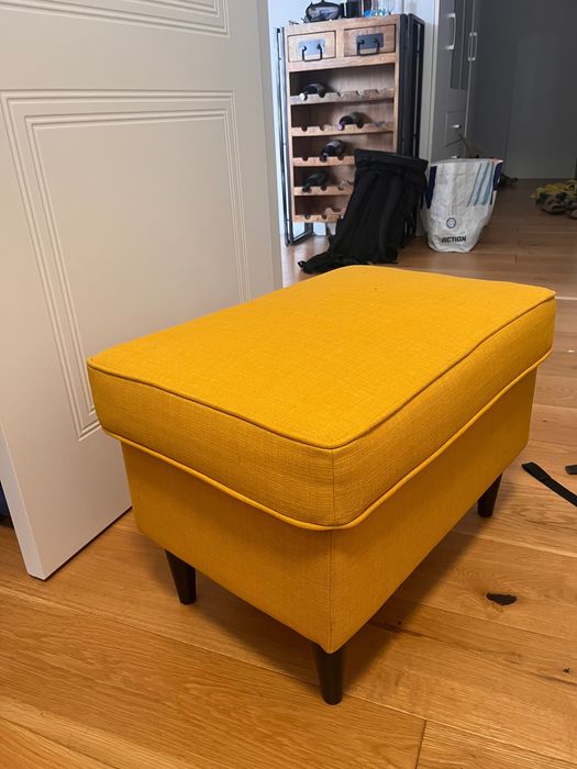 Fotel uszak z pufą w kolorze musztardowym Ikea