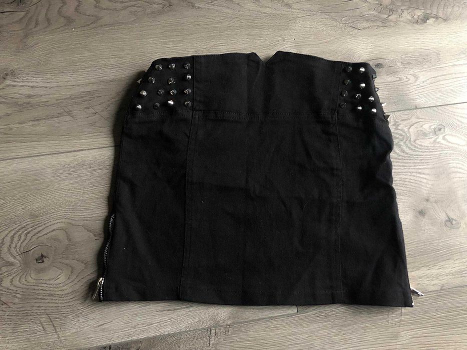 Krotka Spodniczka z zamkami i cwiekami