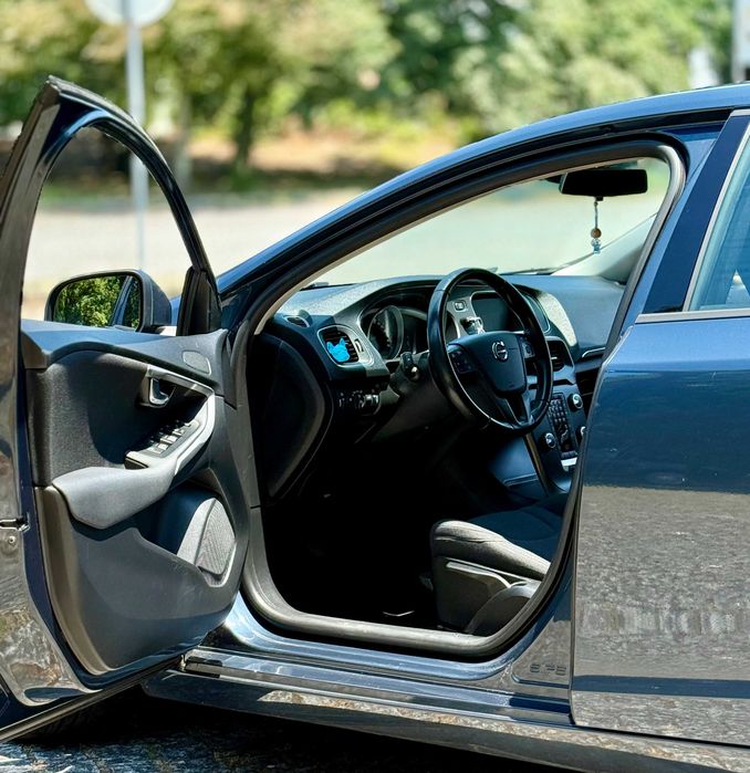 Volvo V40 D2 2.0 130.000KM | Desde 170€/mês