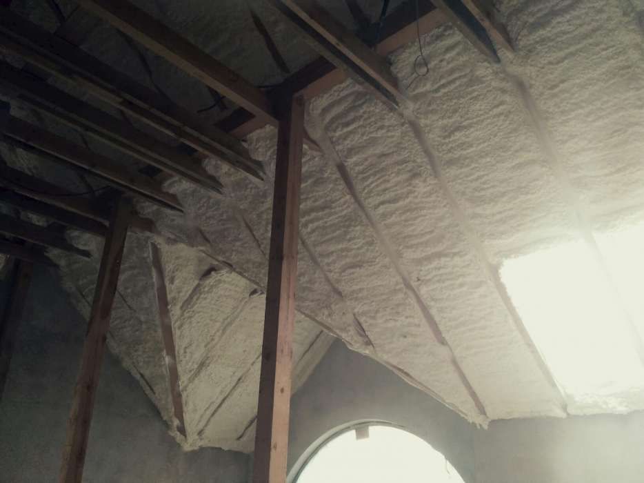 Ocieplanie pianka poddasza nie watą. Pianka w cenie wełny! Izolacja na