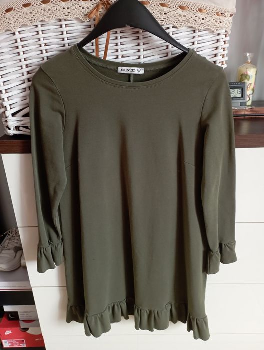 Sukienka dresowa z falbanką