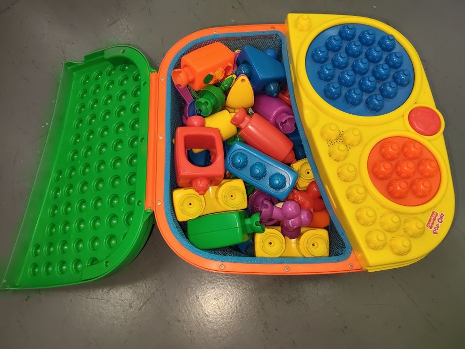 Mesa de Lego com peças