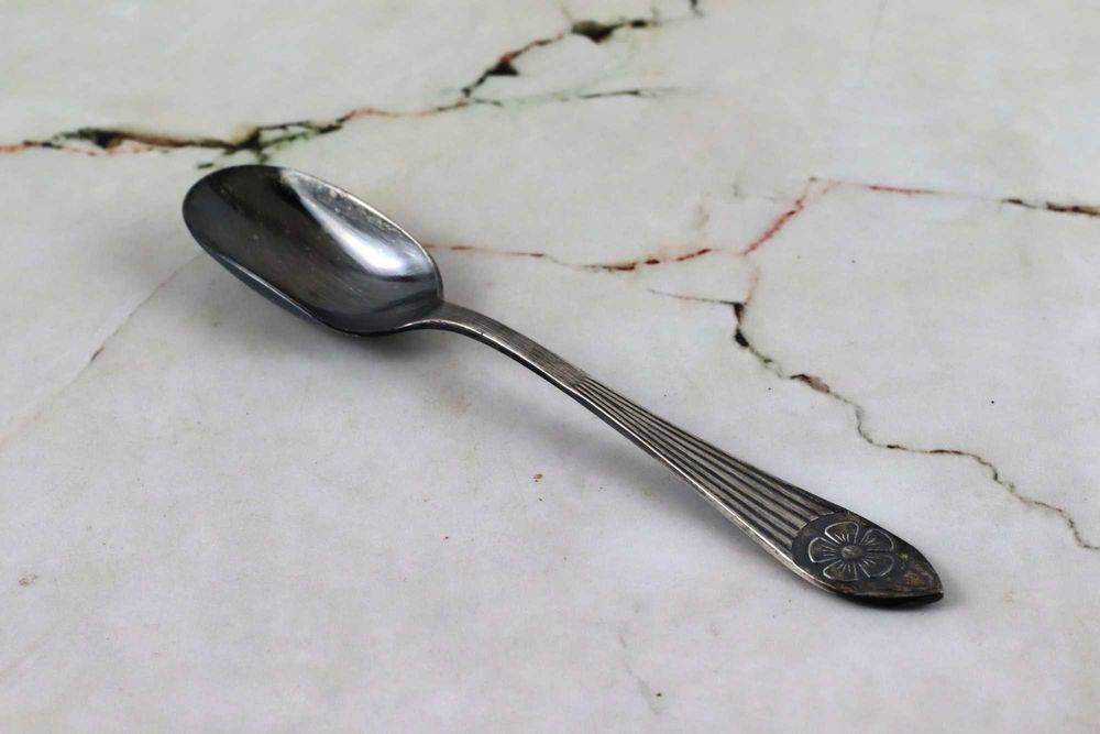 Stara łyżeczka do cukru metalowa met z kwiatkiem metal sztućce pr retro vintage