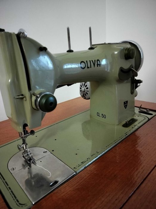 Máquina de costura Oliva CL50 com motor e pedal elétrico