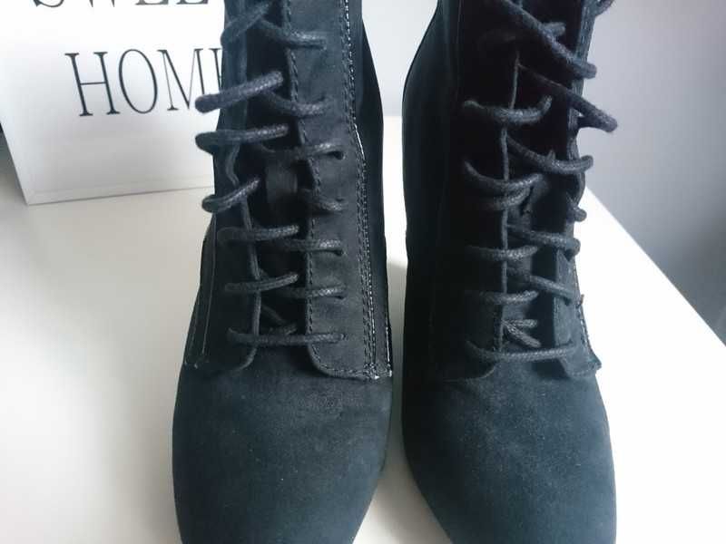 Buty botki wiązane sznurowane na koturnie czarne Bershka