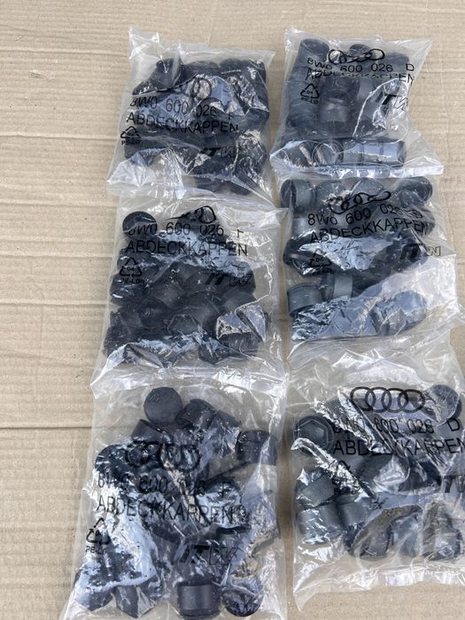Декоративний ковпачок на болти Audi , 8w0600026