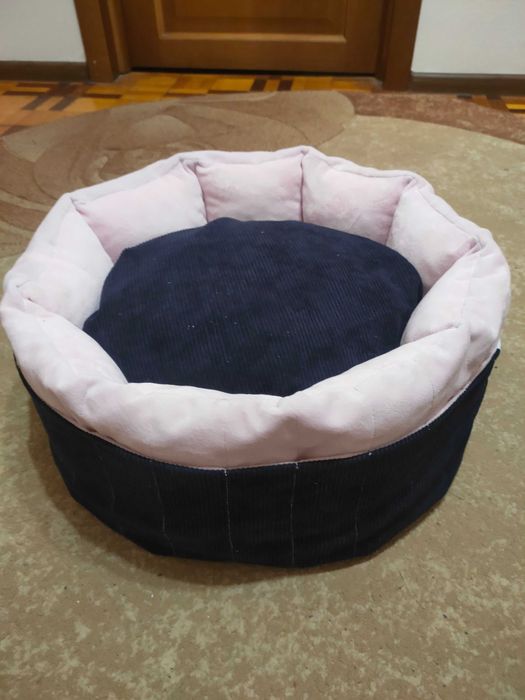 Лежанка для собаки нова, кругла, стьобана.
