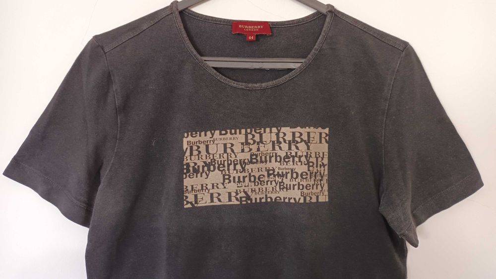 T-shirt preta e bege da Burberry