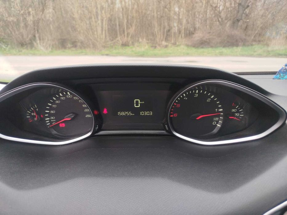 Peugeot 308 2015 рік в гарному техічному стані
