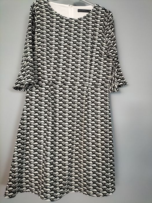 Elegancka sukienka z rękawem