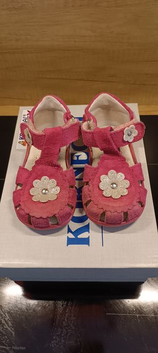 Sandały dziewczęce z kwiatkiem