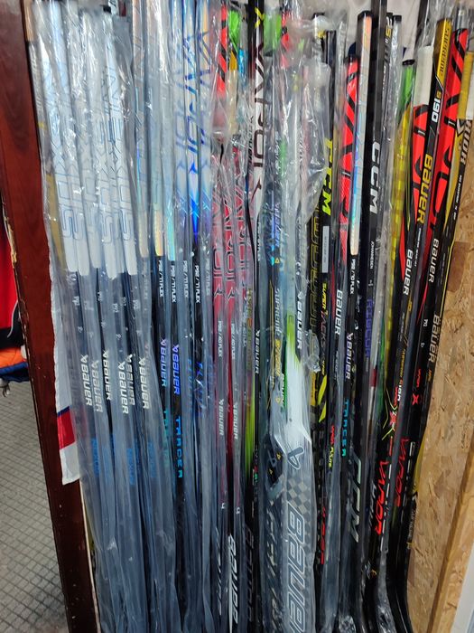 Хоккейна форма (ковзани, щіткі, труси нагруднік, лікті крагиі шоломи)