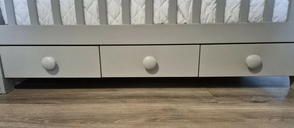 Berço de bebê em madeira lacada, cinza