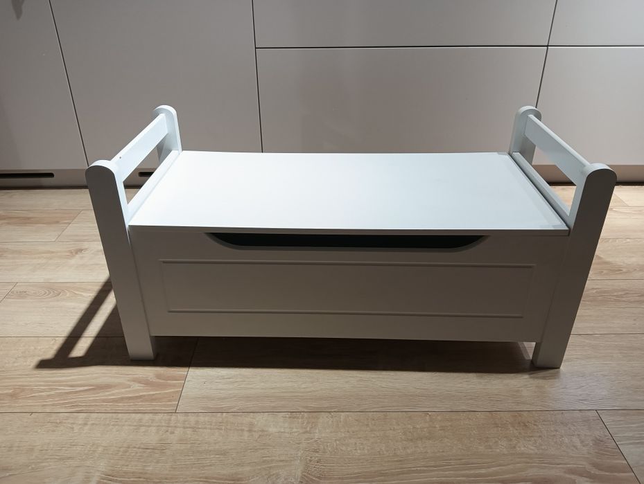 Biała ławka ze skrzynią  – idealna do przedpokoju lub pokoju dziecka