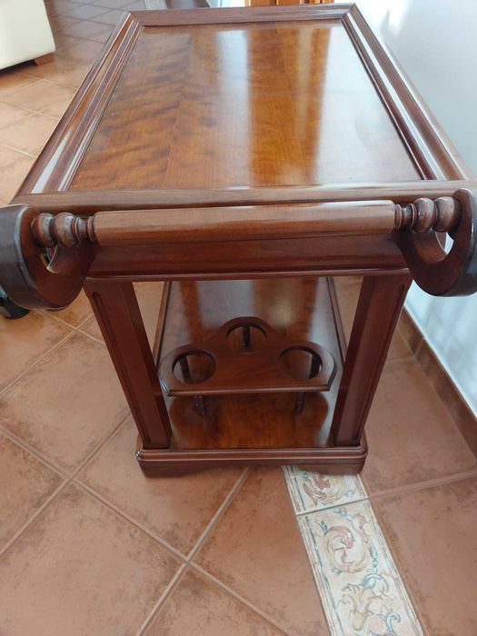 Carrinho de chá e bebidas para sala de estar em cerejeira