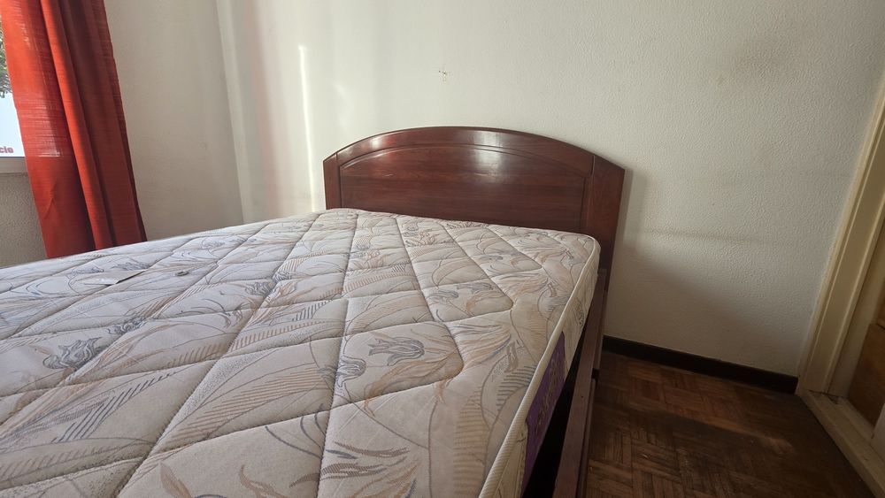 Cama de casal e espelho