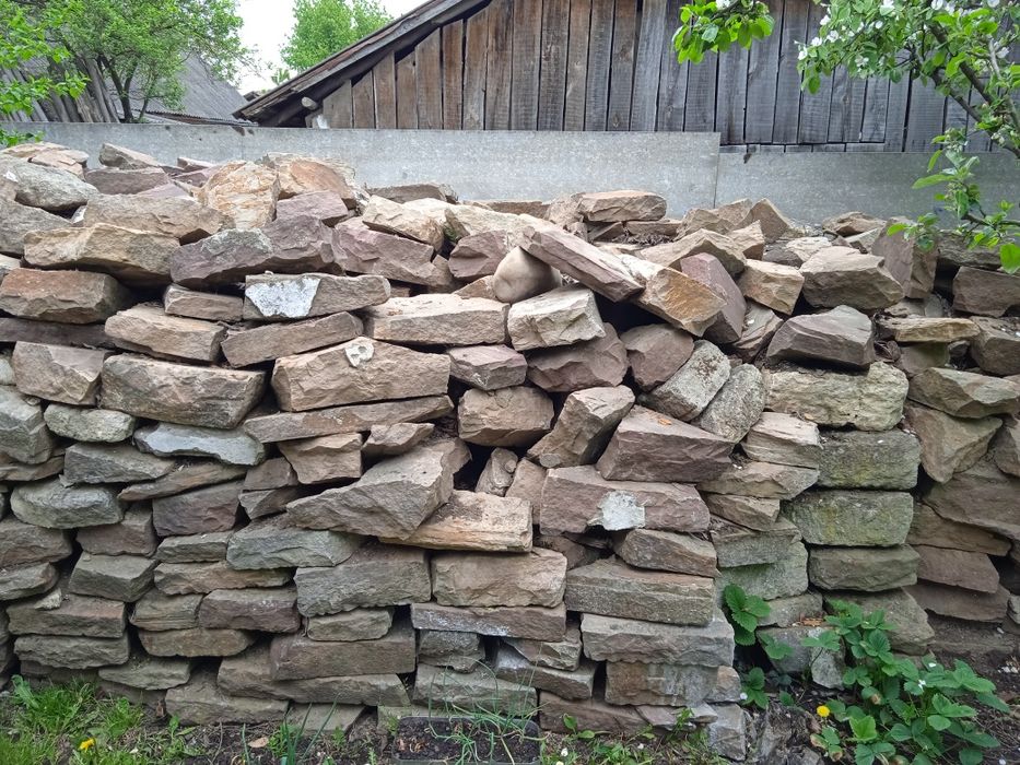 Камінь червон ий, жовтий піщаних