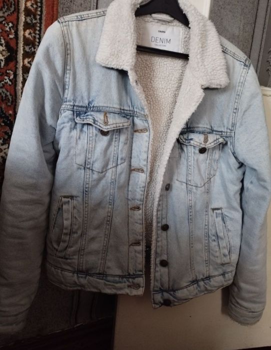 Куртка джинсова.
